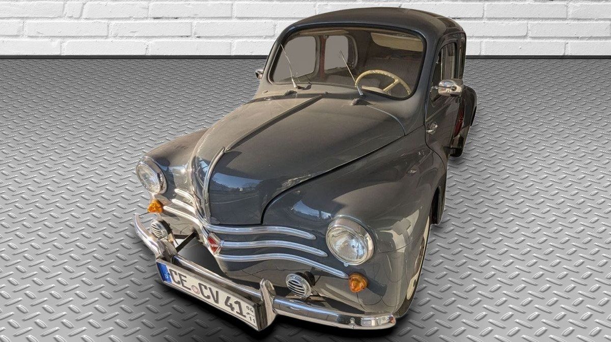 Renault Oldtimer schräge Frontansicht mit klassischem Design