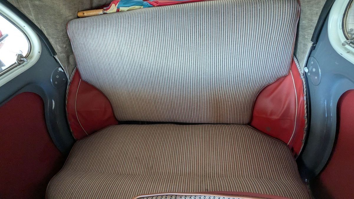 Rücksitzbank im Innenraum eines klassischen Oldtimer-Fahrzeugs