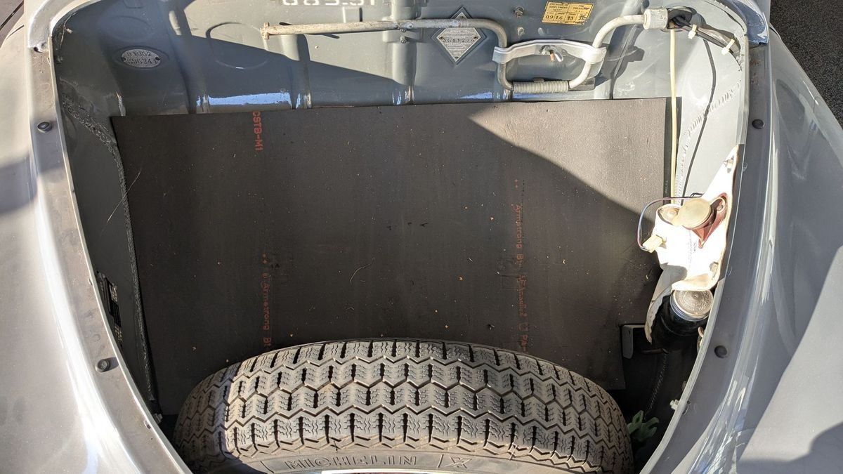 Renault Oldtimer Kofferraum mit Ersatzreifen und Motorhaube geöffnet