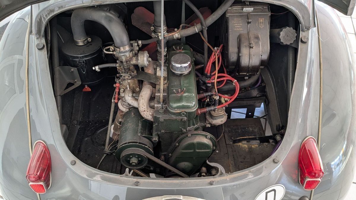 Motorraum eines klassischen Renault Oldtimers mit Heckmotor im Detail