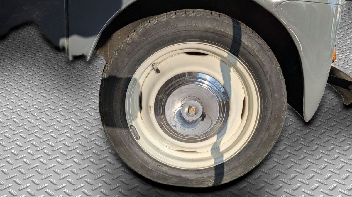 Nahaufnahme Rad und Reifen eines klassischen Oldtimer-Fahrzeugs