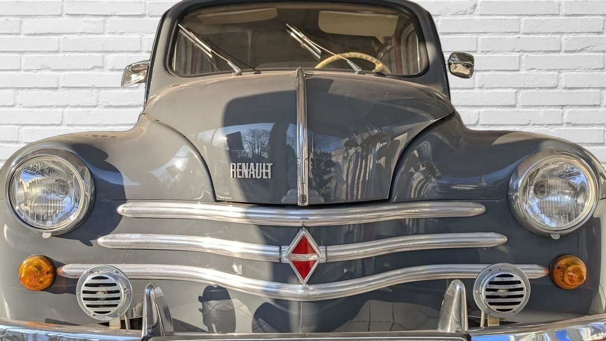 Renault Oldtimer Frontansicht mit Chromgrill und rundem Scheinwerferdesign