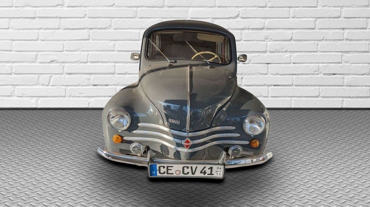 Renault Oldtimer Frontansicht mit Chromstoßstange und Kennzeichen