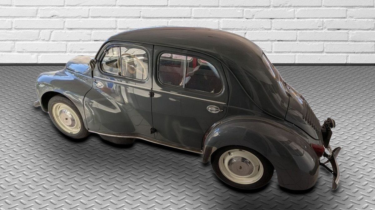 Renault Oldtimer Limousine Seitenansicht in Grau auf Riffelblechboden