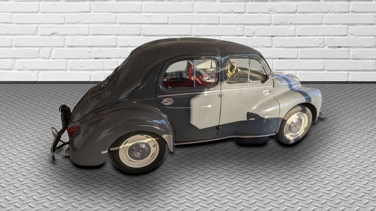 Klassischer Renault Oldtimer schräge Heckansicht mit Chromfelgen
