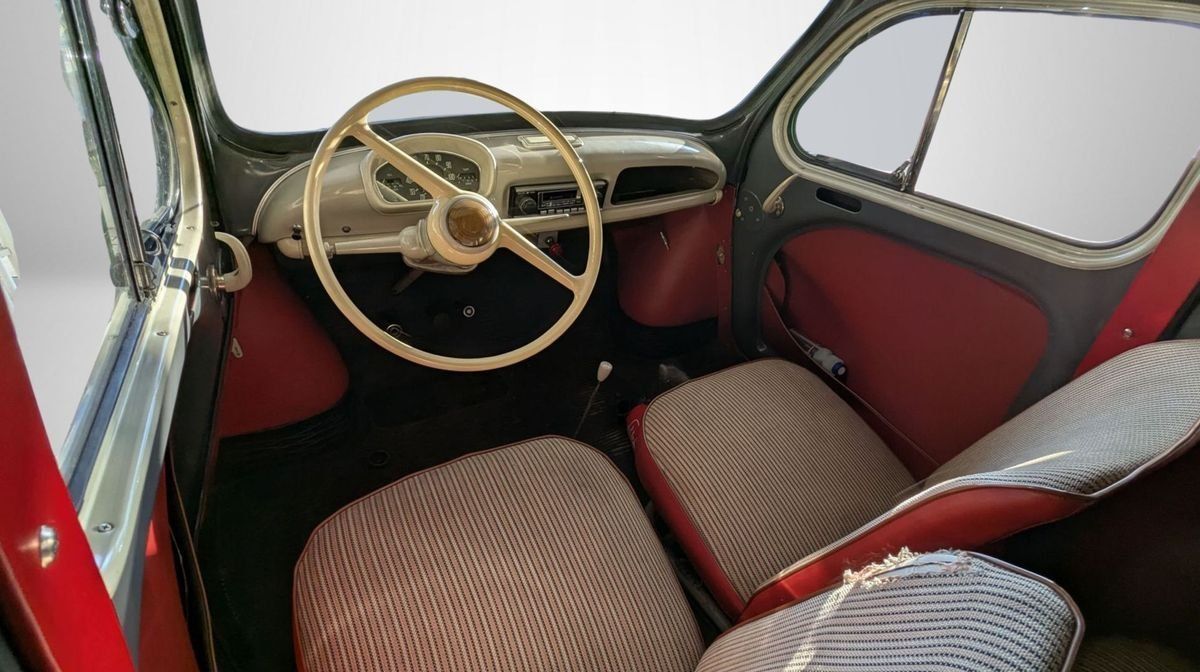 Innenraum eines Oldtimers mit Lenkrad, Armaturenbrett und Sitzen