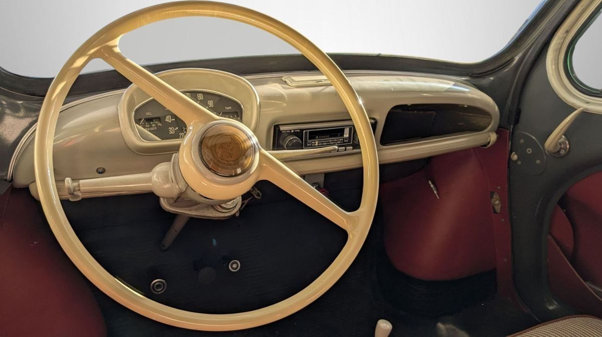 Renault Oldtimer Innenraum mit Lenkrad, Armaturenbrett und Radio