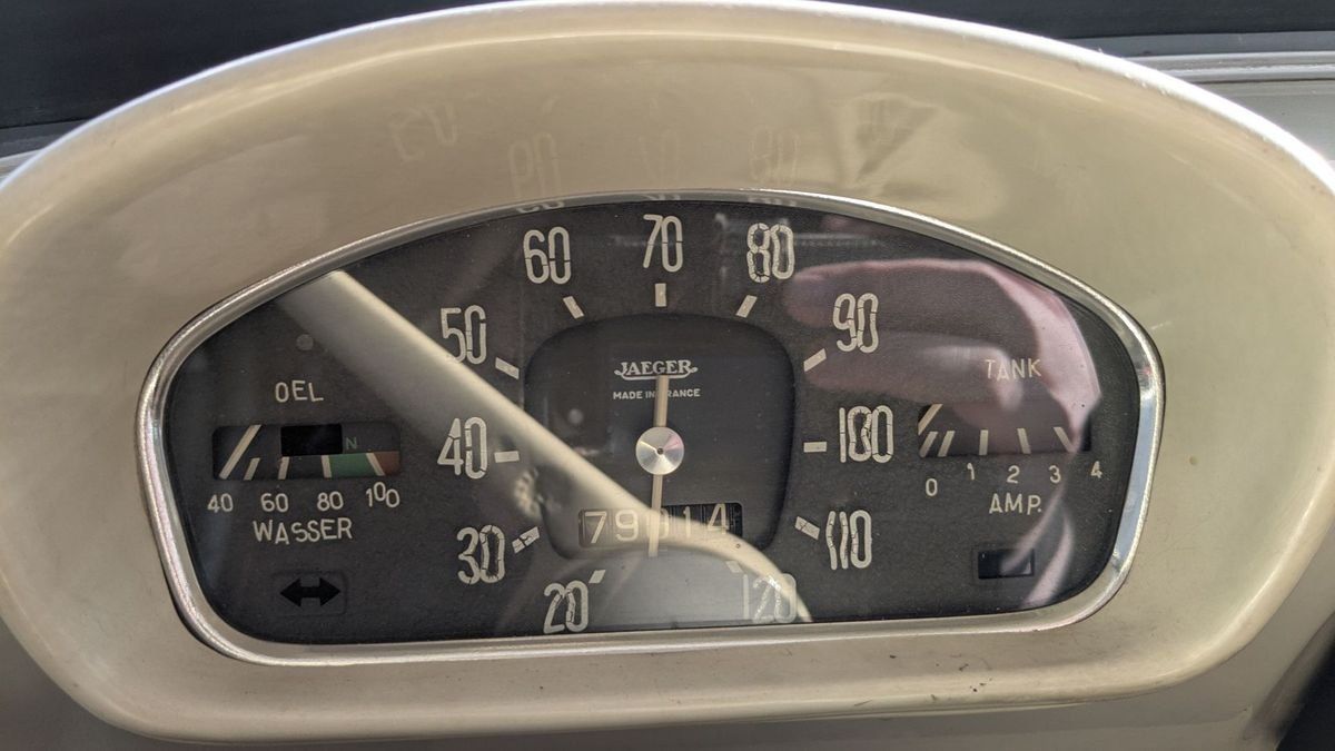 Tachometer und Anzeigen im Cockpit eines Oldtimer-Fahrzeugs