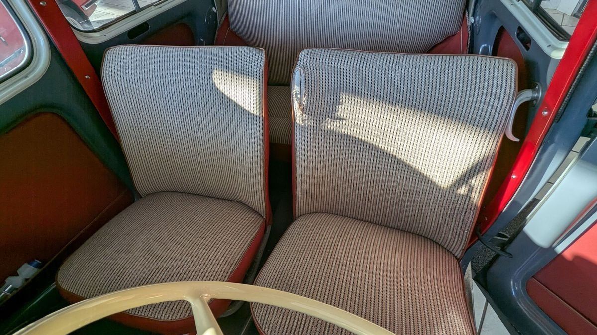 Renault Oldtimer Rücksitze mit gestreiftem Stoffbezug im Innenraum