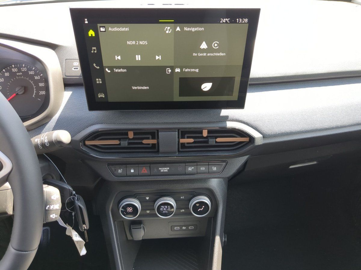 Infotainment-Display und Mittelkonsole im Fahrzeuginnenraum