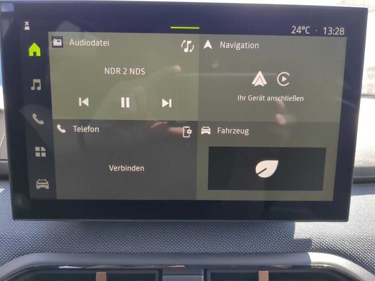 Infotainment-Display mit Navigation und Telefonmenü im Dacia
