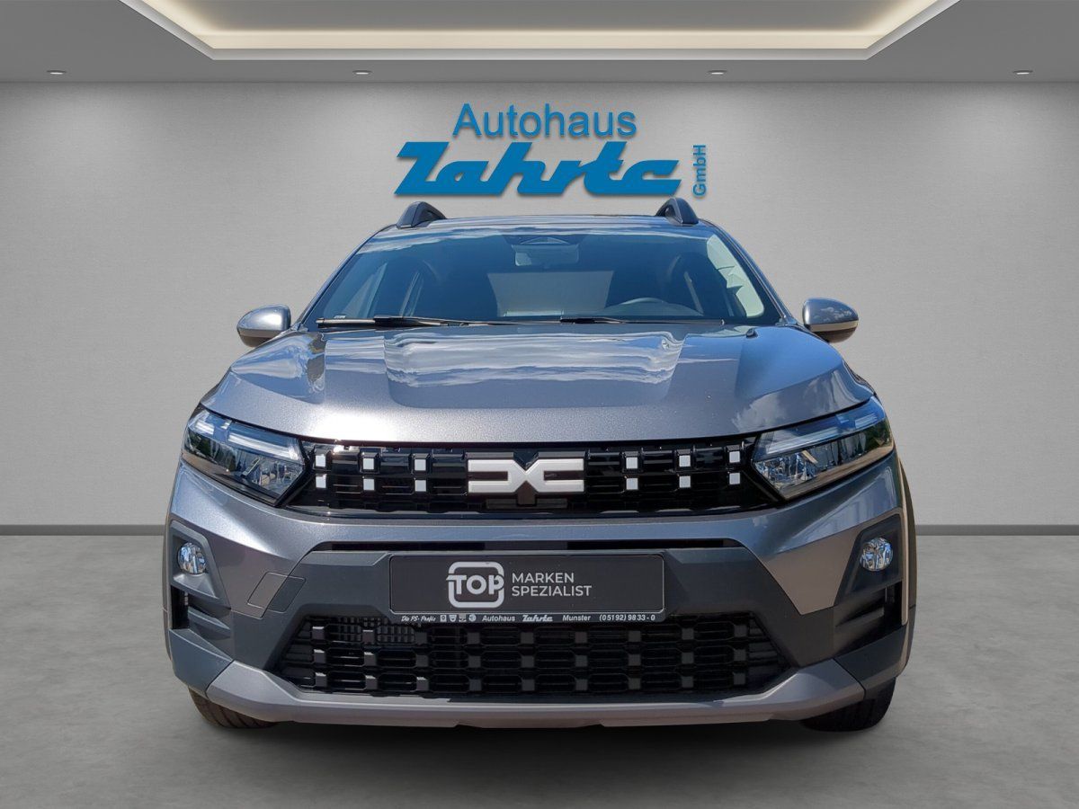 Dacia SUV grau Frontansicht bei Autohaus Zahrte in Munster