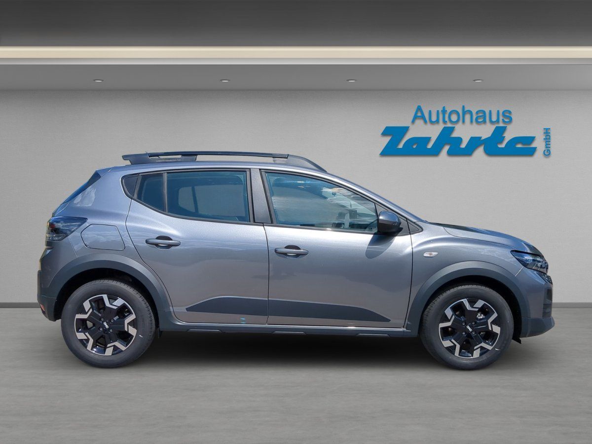 Dacia Sandero Stepway blau Seitenansicht im Showroom