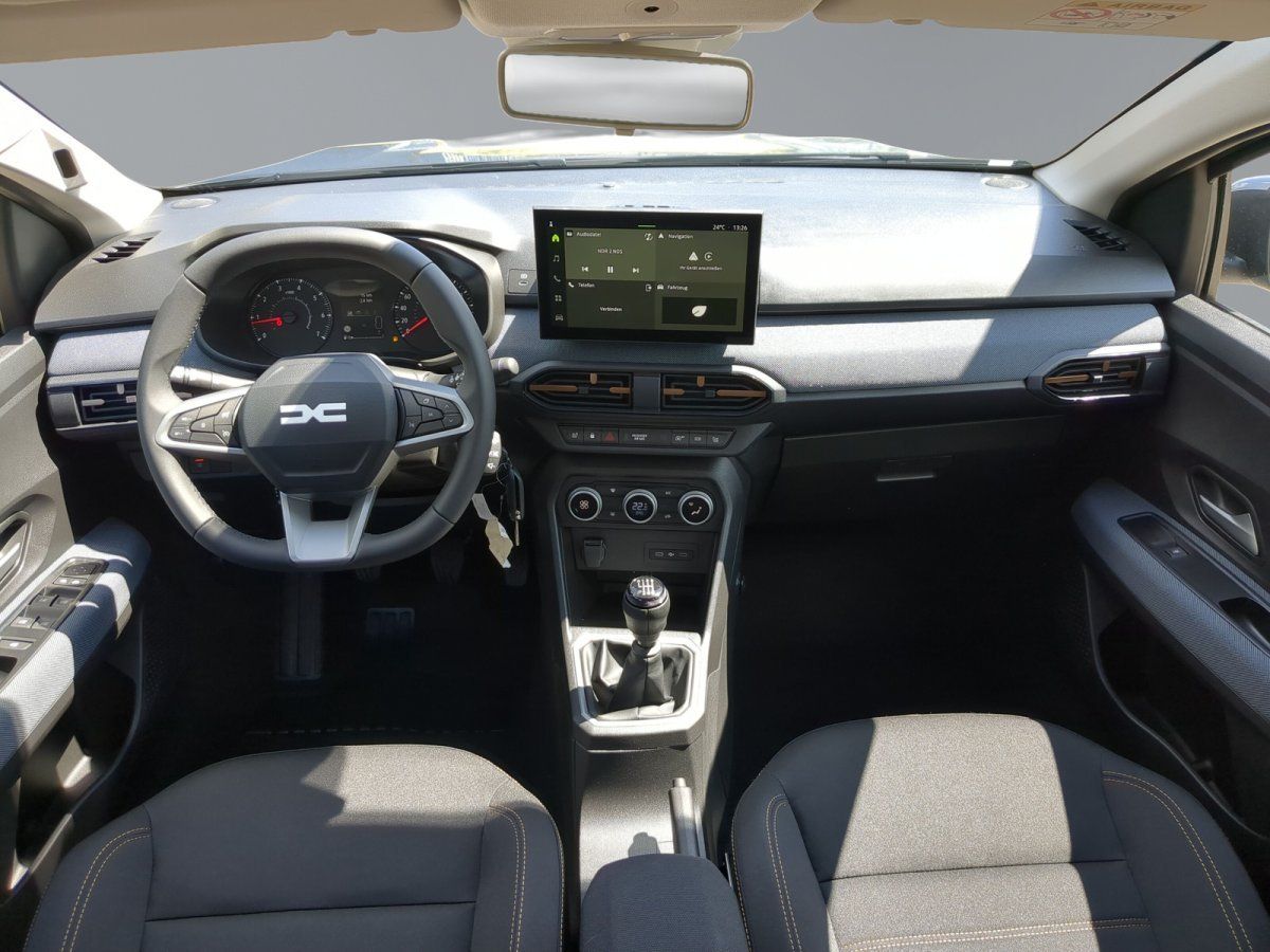 Dacia Cockpit mit Lenkrad, Touchscreen und Schaltgetriebe im Detail