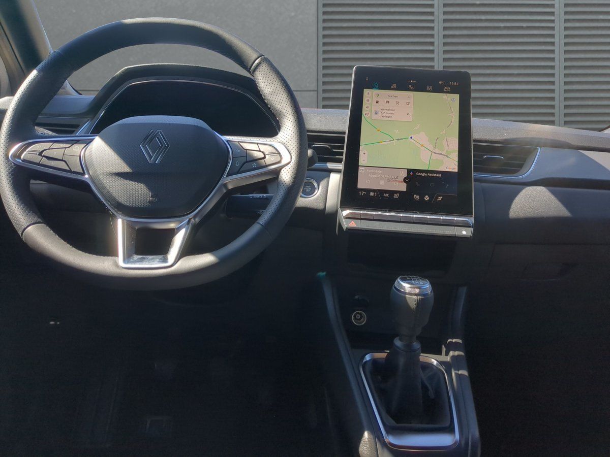 Renault Cockpit mit Lenkrad und Navigationssystem im Detail
