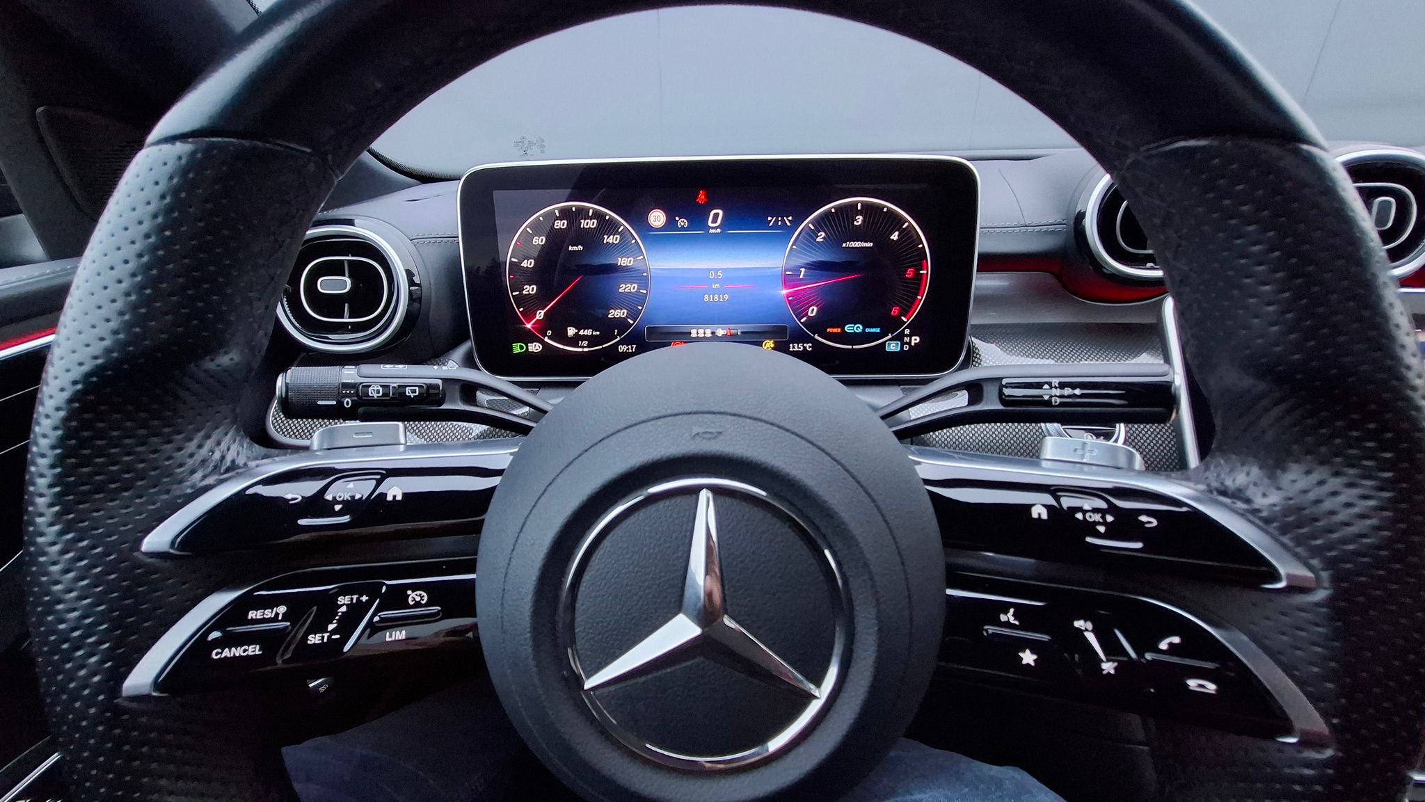 Luxuriöser Mercedes-Maybach Showroom mit poliertem Marmorboden, schwarzer Limousine und modernem Lounge-Bereich mit Glasfassade und beleuchtetem Maybach-Logo