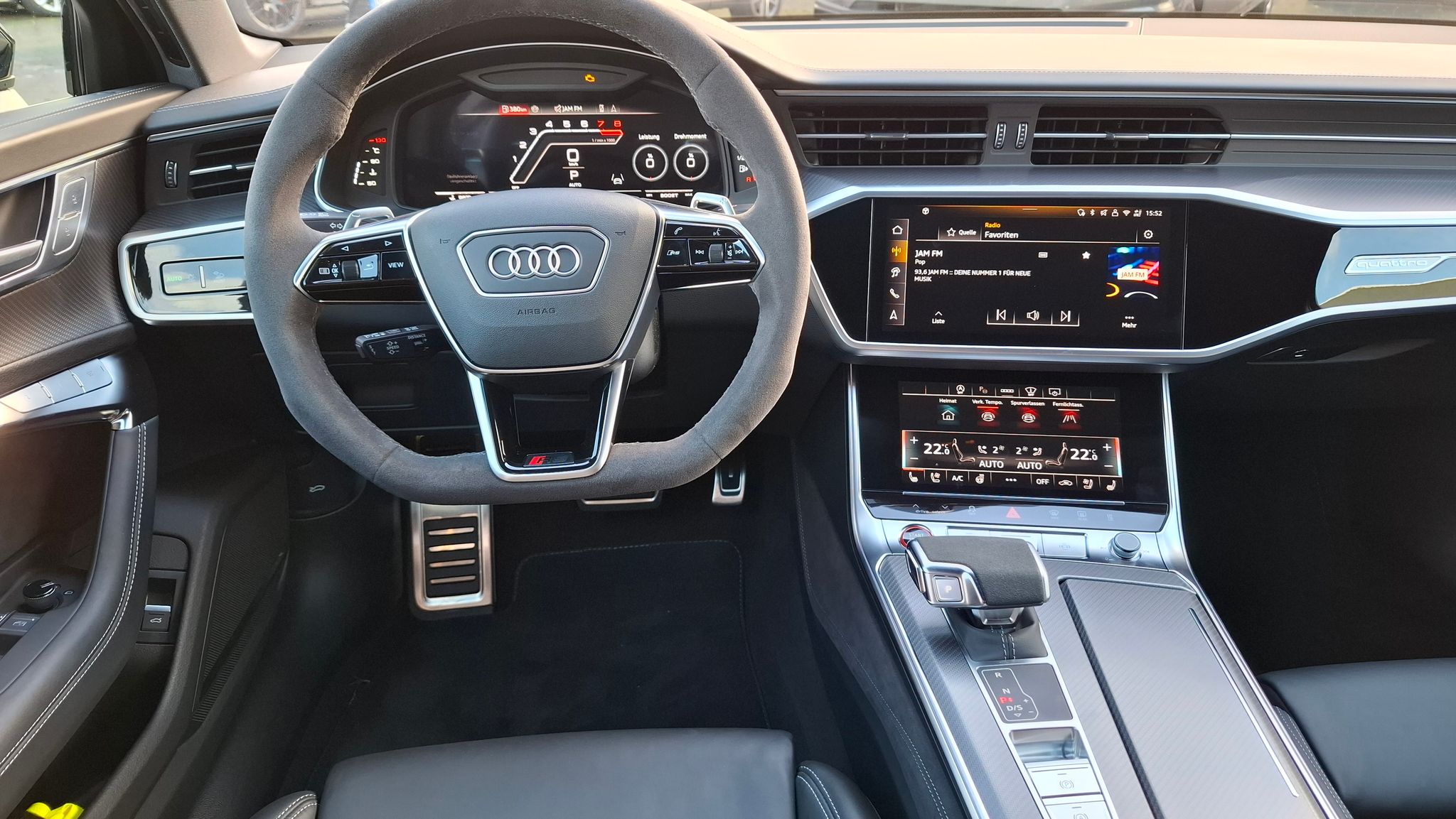 Audi Innenraum mit digitalem Cockpit, MMI Touchscreen-Infotainmentsystem, Alcantara-Lenkrad mit S-Line Logo, Klimasteuerung und Automatikgetriebe im Showroom