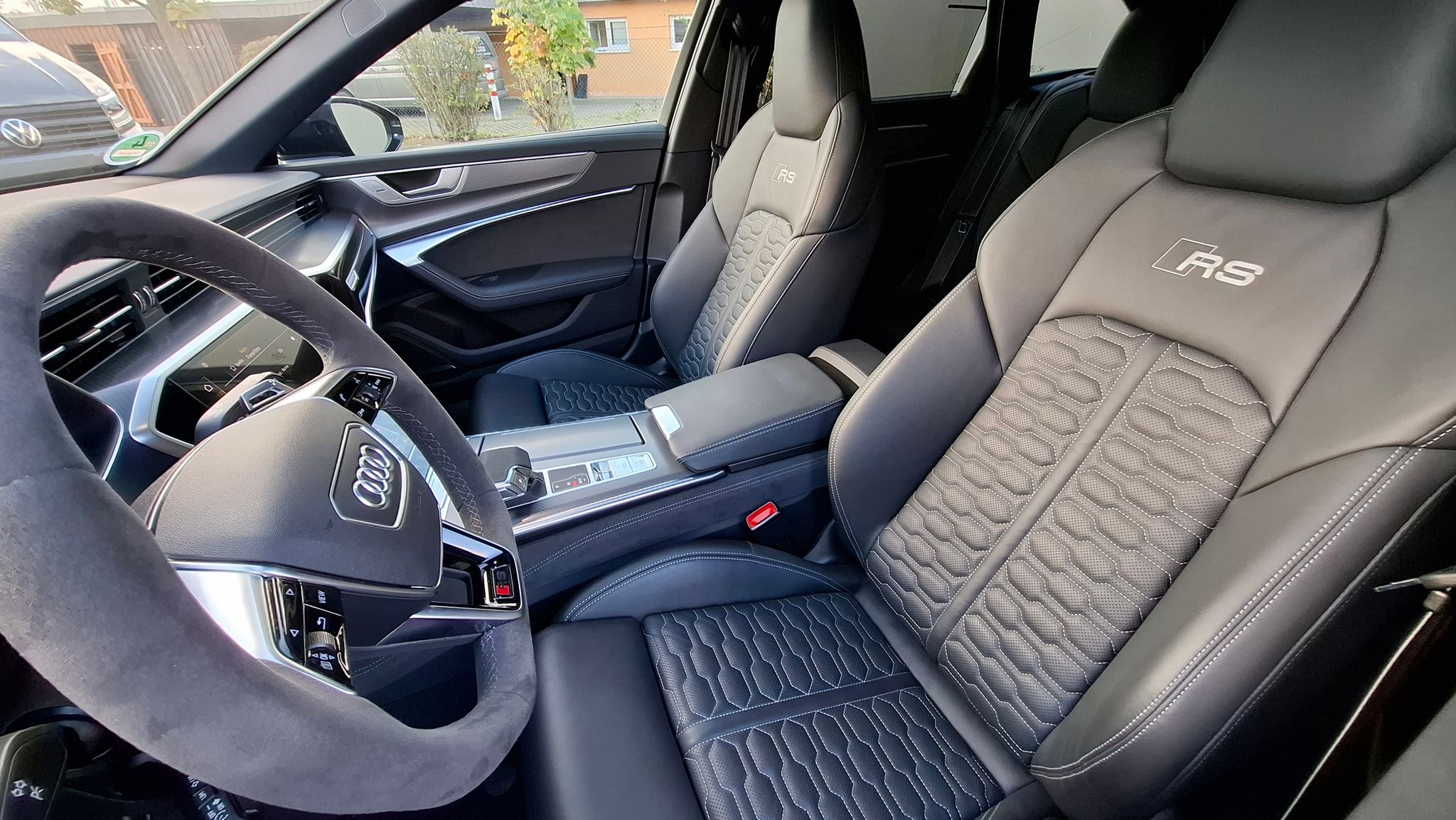 Audi RS Interieur mit schwarzen Leder-Sportsitzen mit Wabenmuster, Alcantara-Lenkrad und digitalem Cockpit im Audi Showroom