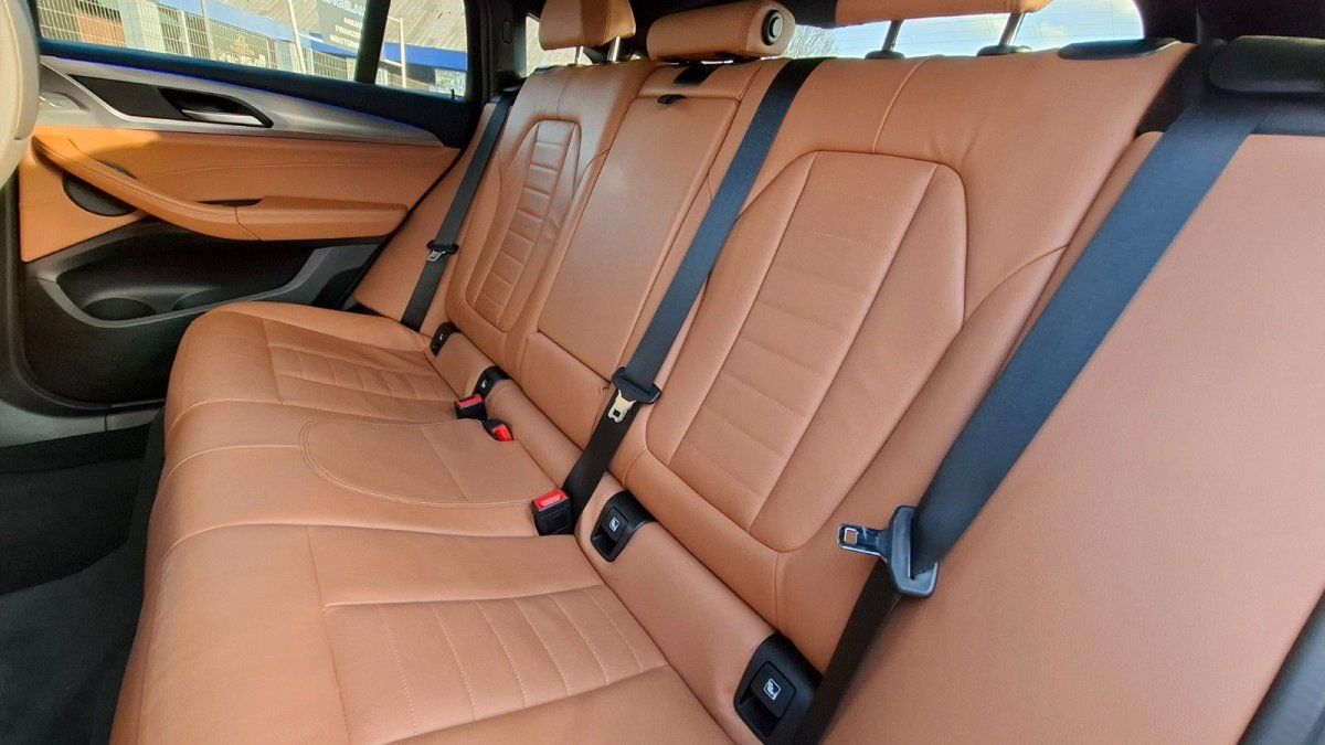 BMW Innenraum Rücksitzbank mit cognacfarbenem Leder und Sicherheitsgurten