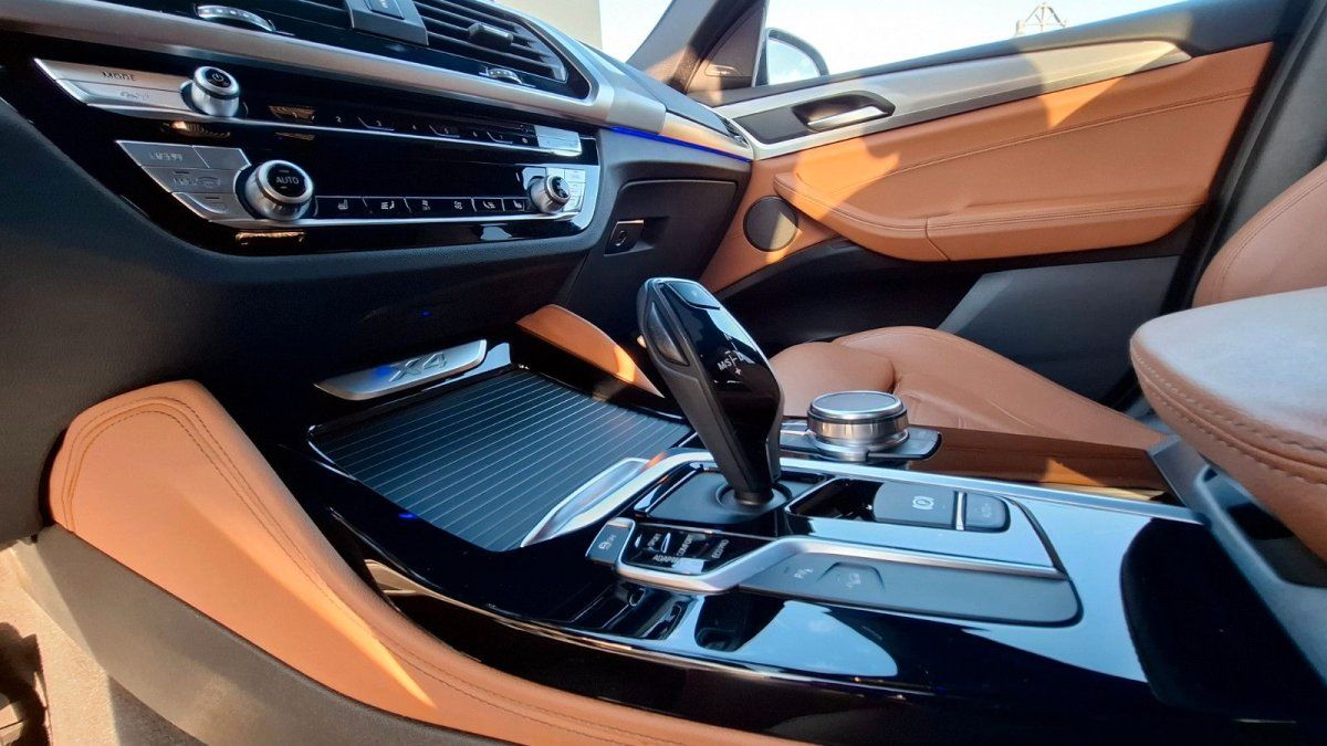 BMW X4 Innenraum mit Mittelkonsole, Schaltknauf und Ledersitzen in Cognac