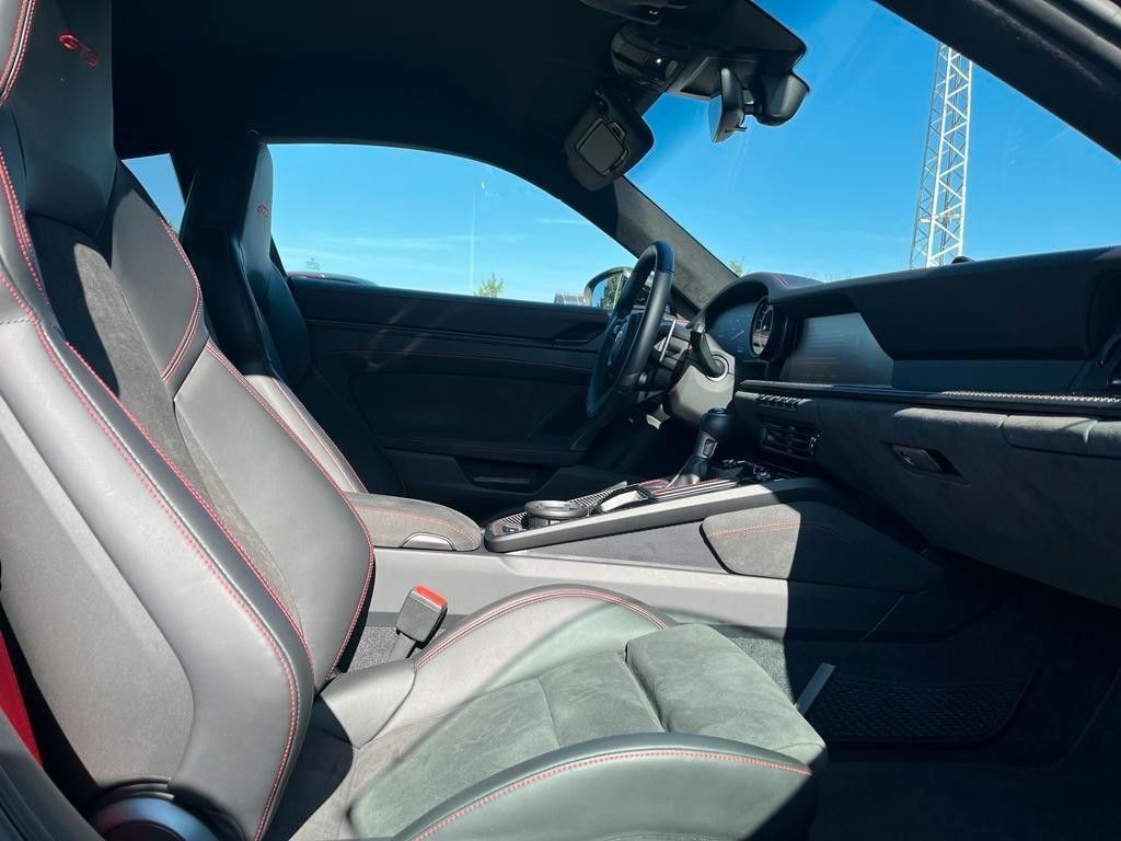 Porsche 911 GTS Innenraum mit Alcantara-Sportsitzen und roter Kontrastnaht