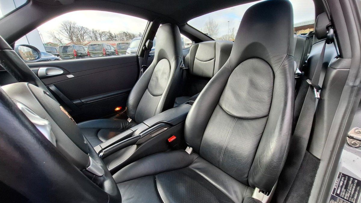 Porsche 911 Innenraum mit schwarzen Ledersitzen und Sportlenkrad