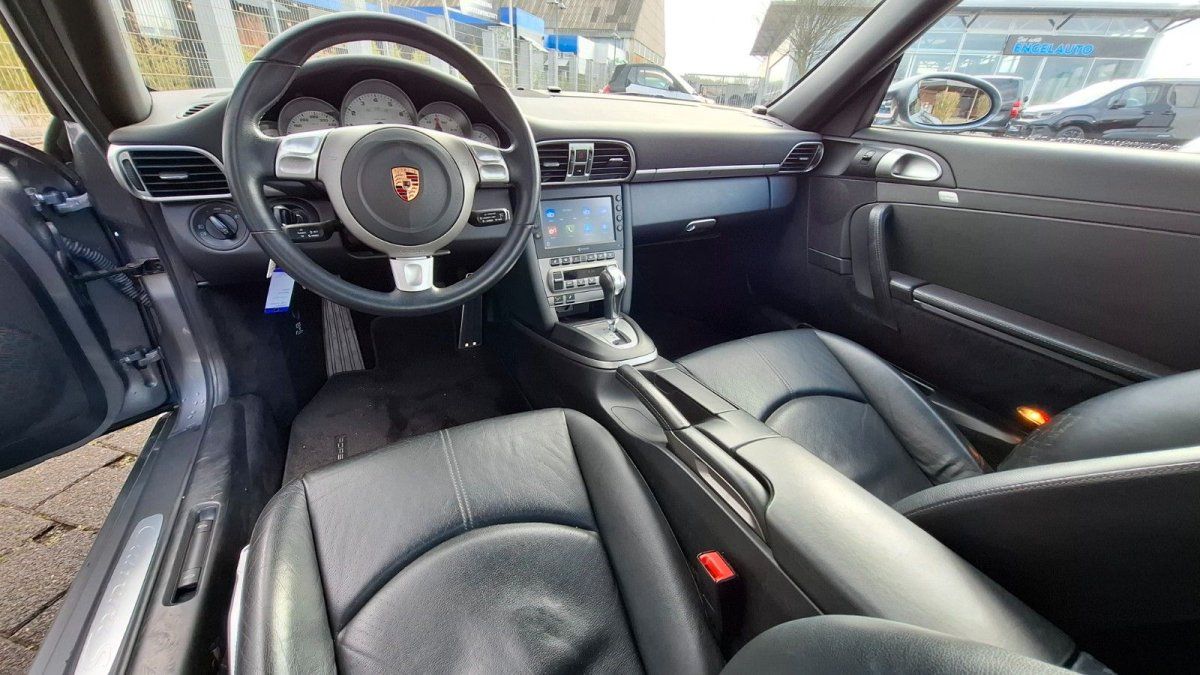 Porsche 911 Cabriolet Innenraum mit schwarzem Leder, Sportlenkrad und Schaltgetriebe