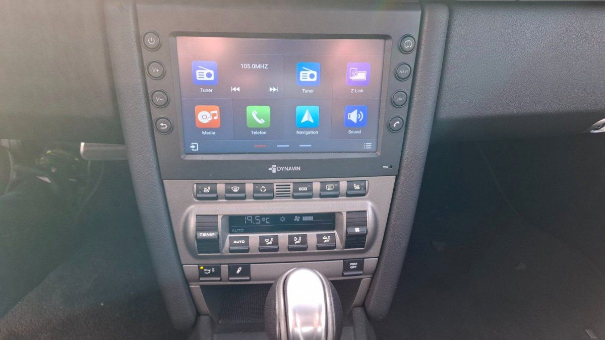 Porsche Innenraum Cockpit mit Armaturenbrett, Lenkrad und Infotainment-Display