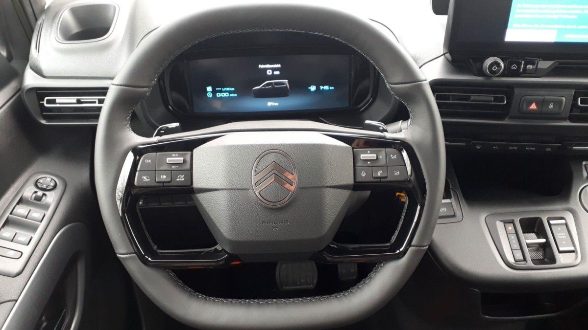 Citroën Fahrzeug Innenraum mit Lenkrad und modernem Cockpit
