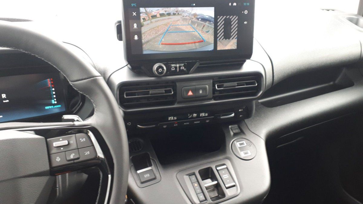 Citroën Berlingo Innenraum mit Touchscreen-Navigation und Rückfahrkamera-Display