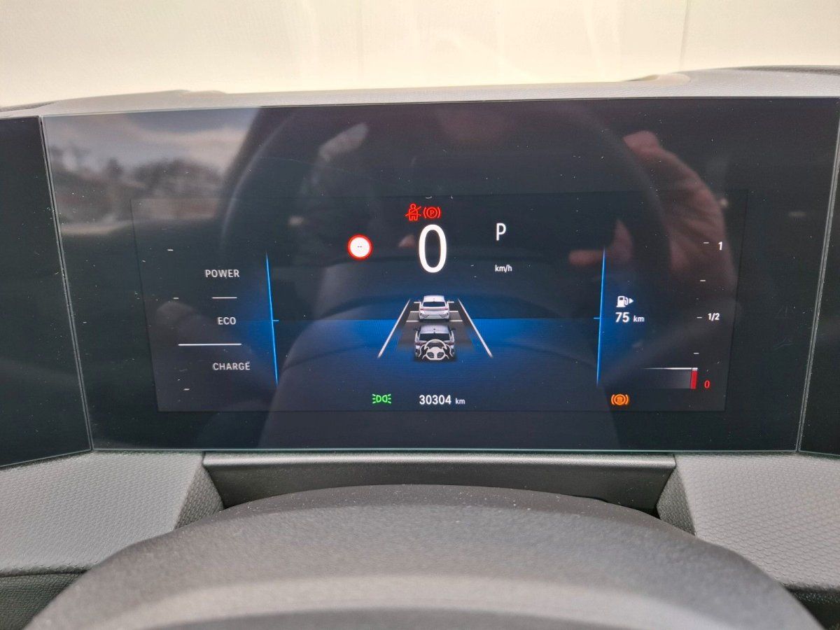 Digitales Fahrzeug-Kombiinstrument mit Tachoanzeige, Assistenzsystem und Kraftstoffanzeige