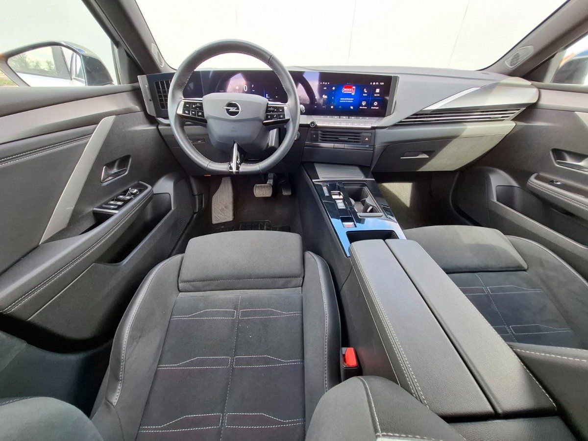 Opel Innenraum mit modernem Cockpit, digitalem Kombiinstrument und Touchscreen-Infotainmentsystem