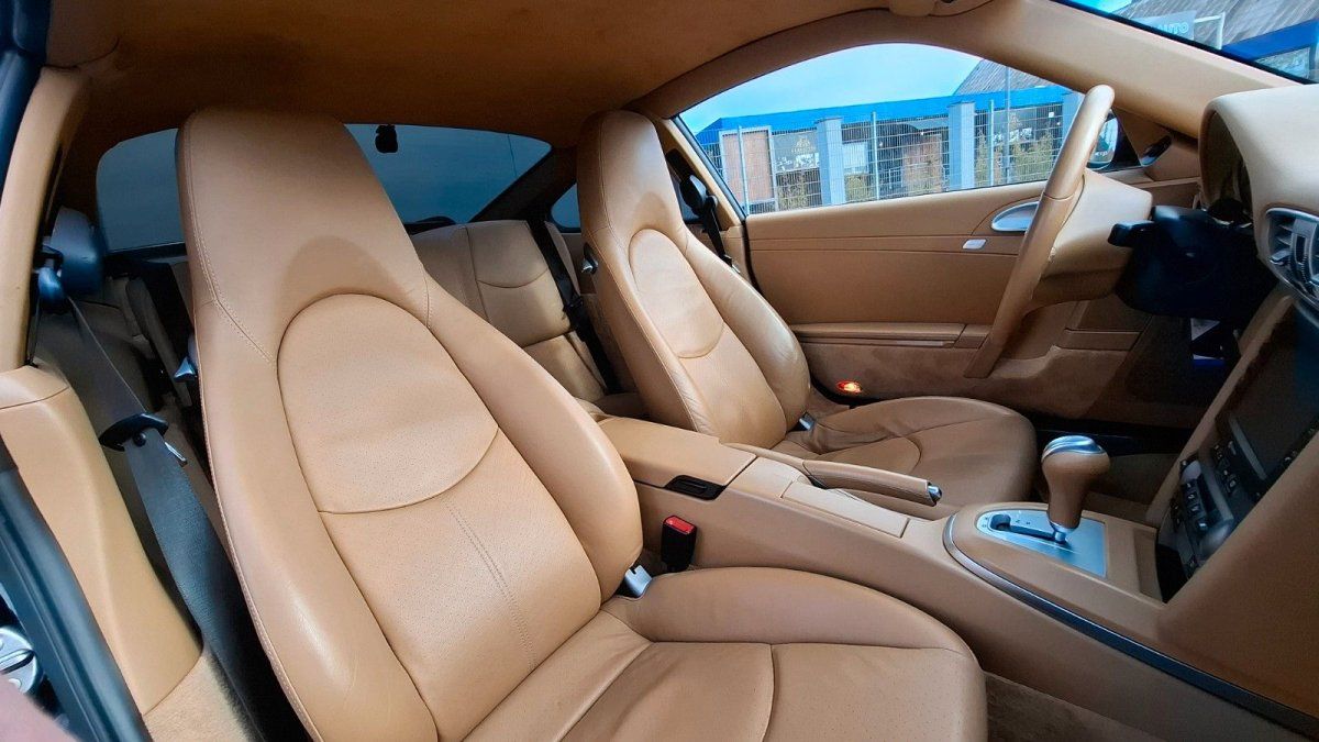 Porsche Innenraum mit cognacfarbenem Leder, Sportsitze und Mittelkonsole in gepflegtem Zustand