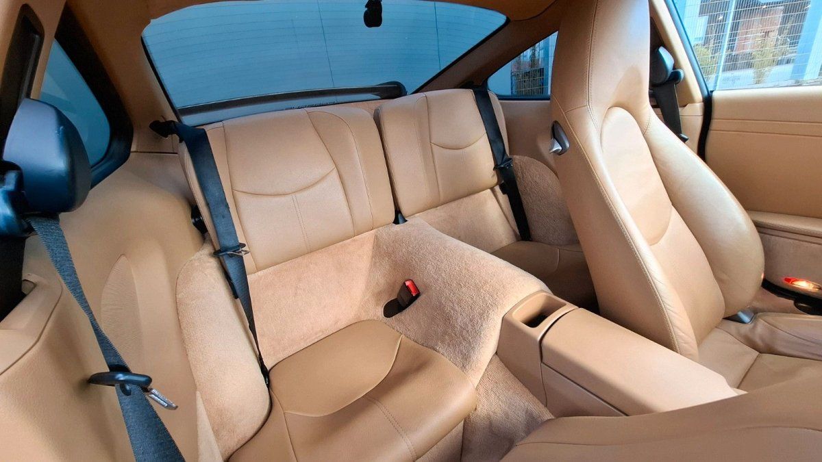 Luxuriöser Fahrzeuginnenraum mit beigem Leder, Rücksitzbank und Sicherheitsgurten