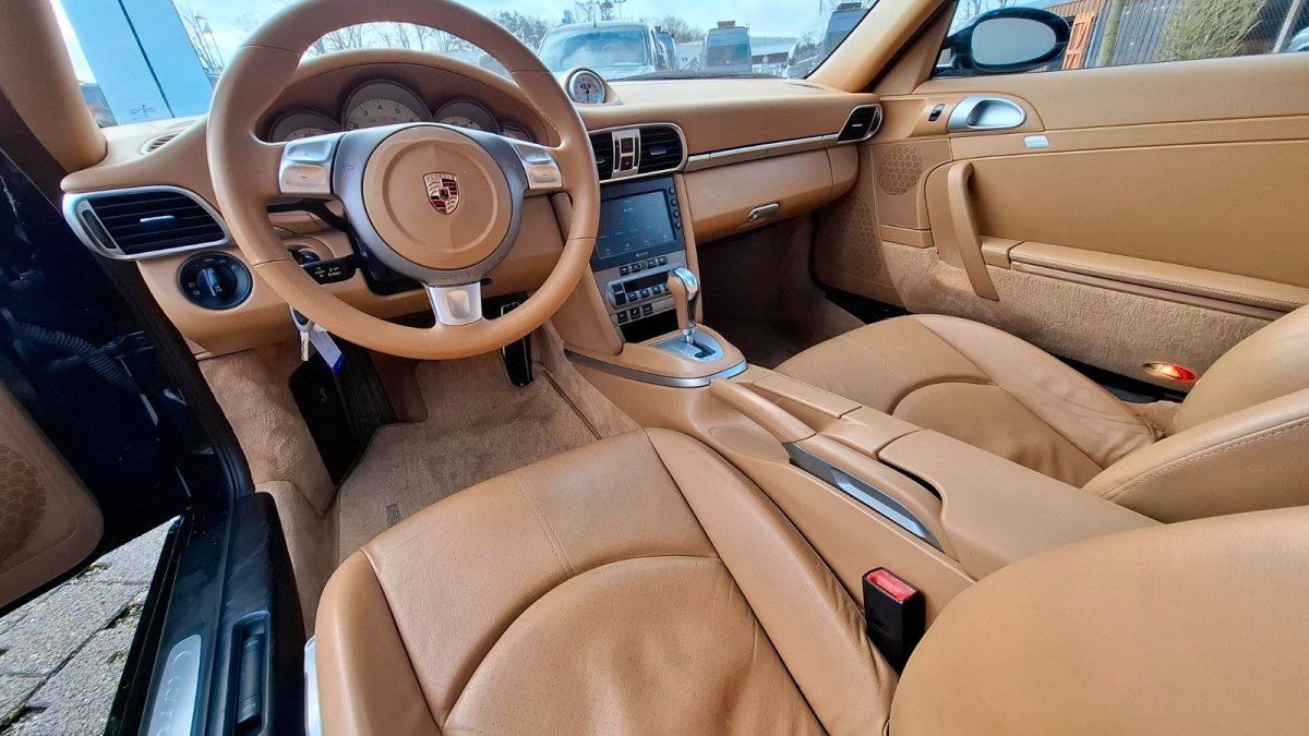 Porsche 911 Innenraum mit cognacfarbenem Leder, Sportlenkrad und Mittelkonsole