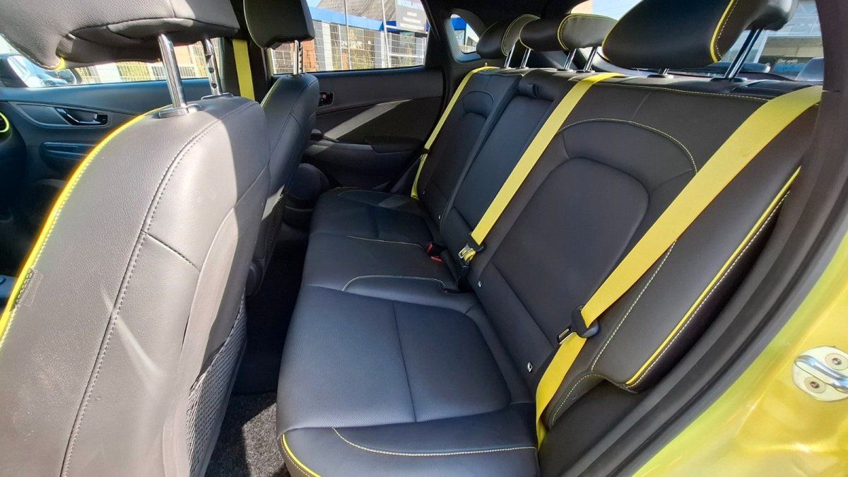 Fahrzeuginnenraum Rücksitzbereich mit schwarzem Leder und gelben Sicherheitsgurten