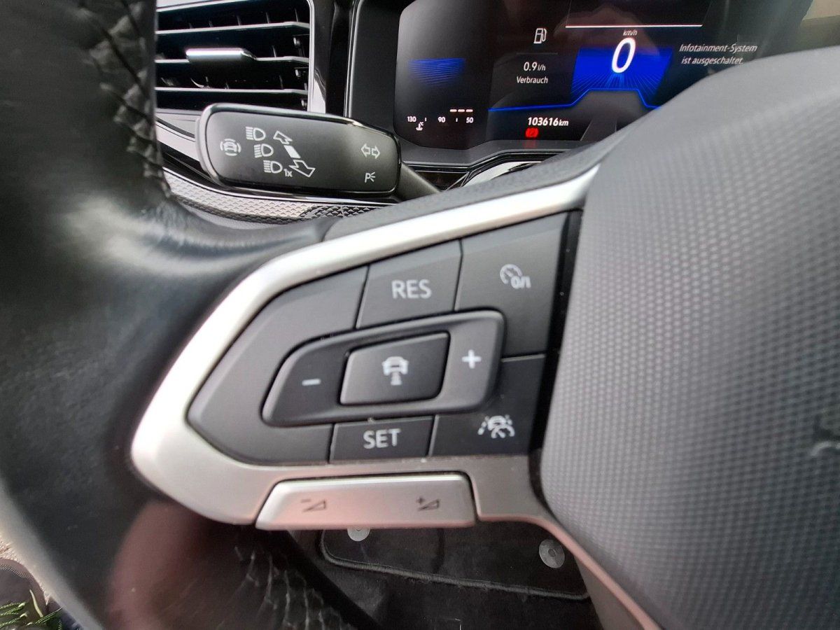 Volkswagen Innenraum mit digitalem Cockpit und Multifunktionslenkrad