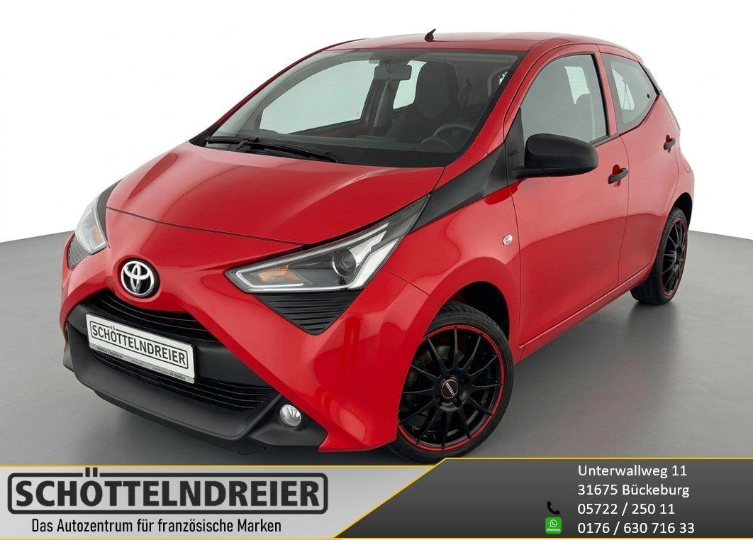Roter Toyota Aygo Frontansicht beim Händler Schöttelndreier