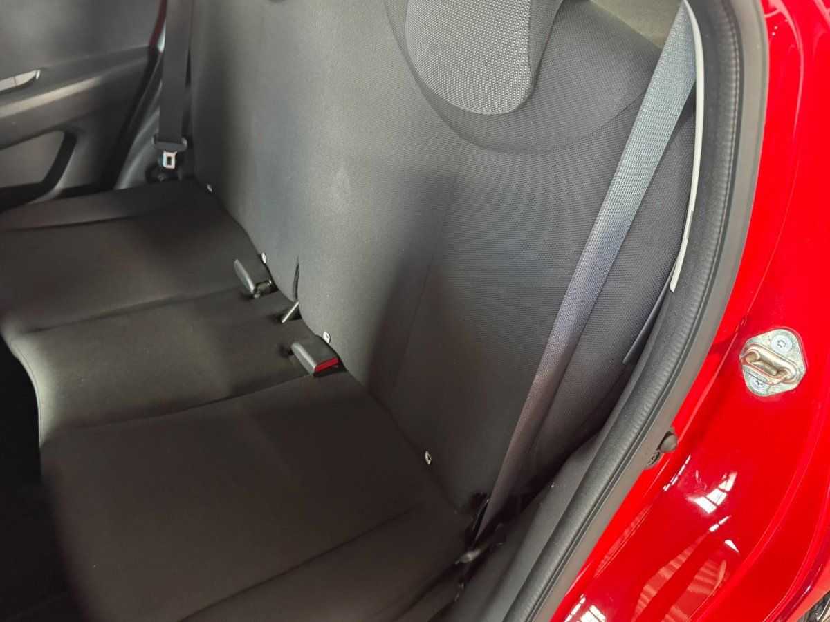 Rücksitzbank und Innenraum eines roten Toyota Aygo