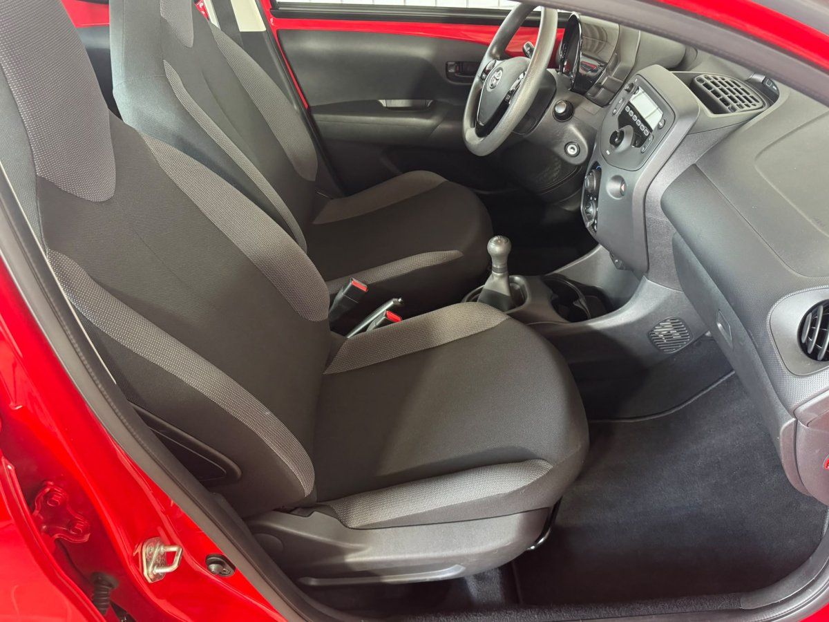 Toyota Aygo Innenraum mit Vordersitzen und Blick auf Armaturenbrett