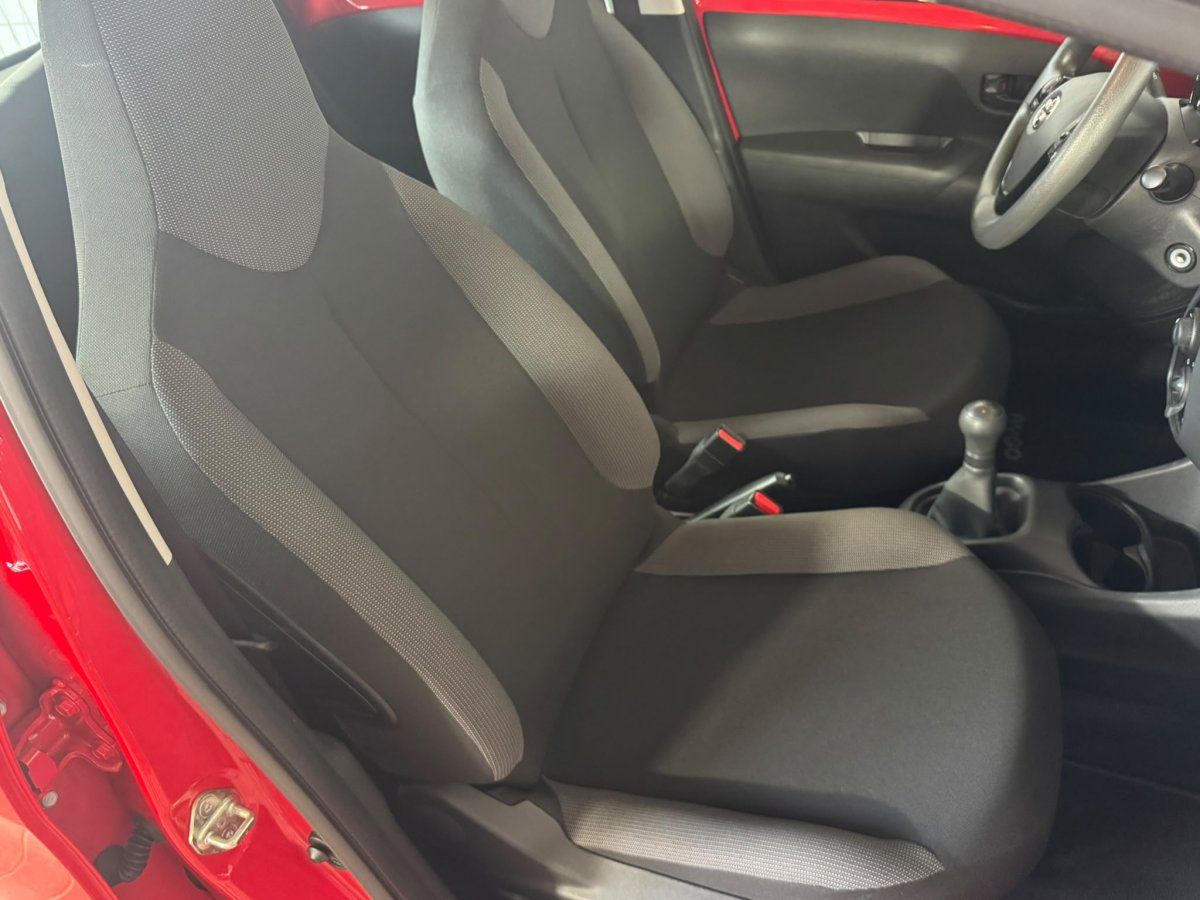 Innenraum Toyota Aygo mit schwarz-grauen Sportsitzen und Schaltgetriebe