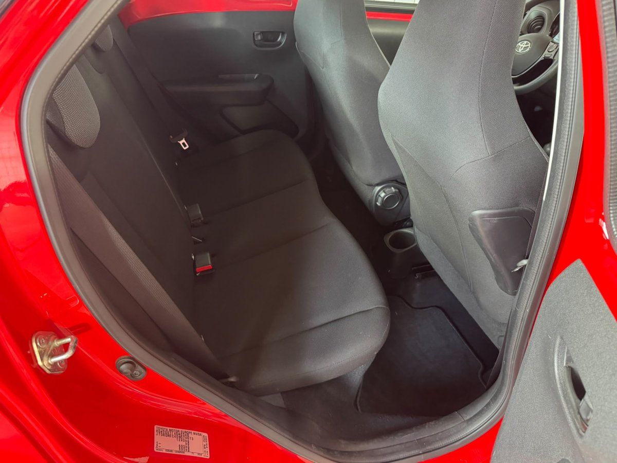 Toyota Aygo Rücksitzbank und Innenraum von hinten