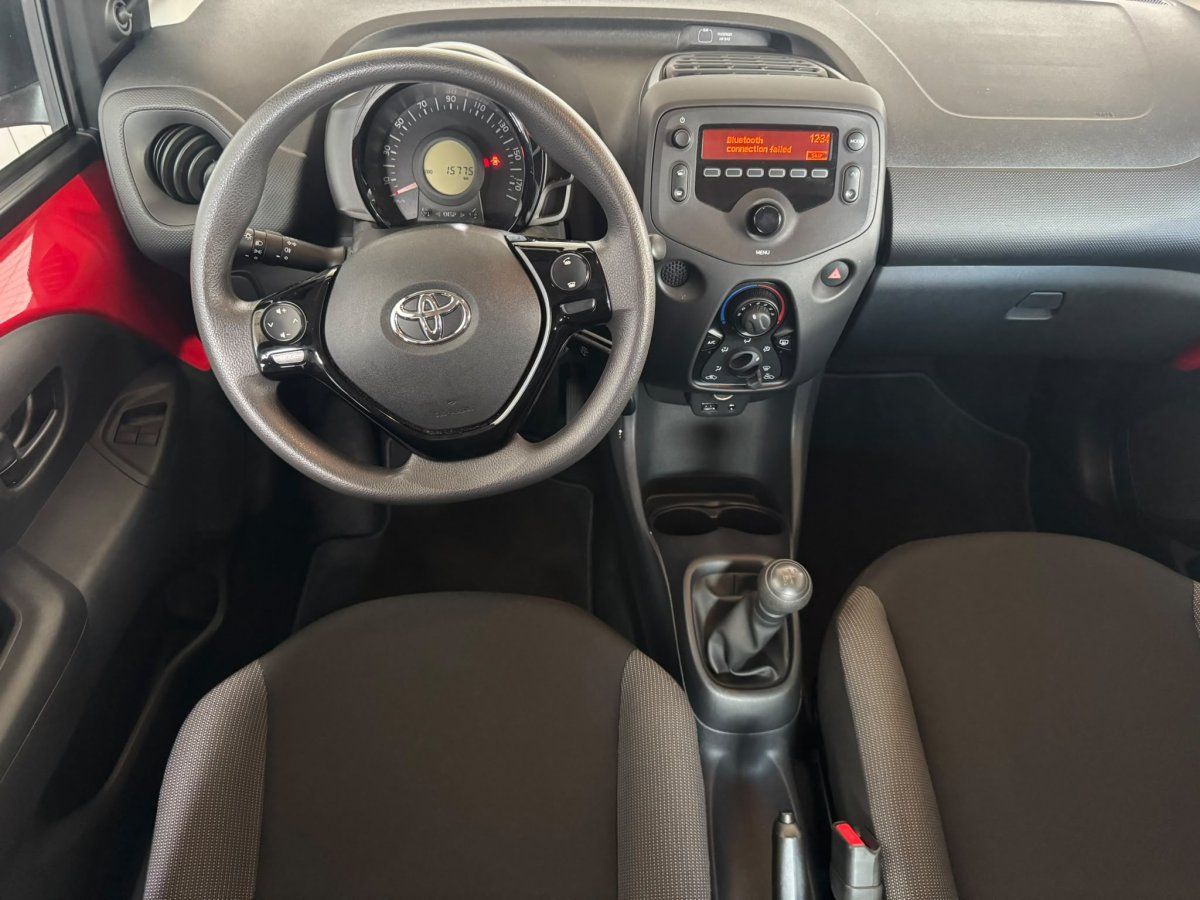Toyota Aygo Cockpit mit Lenkrad, Tacho und Schaltung im Detail
