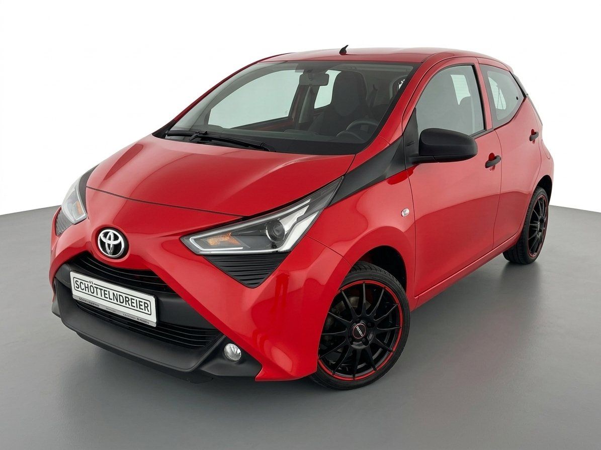 Roter Toyota Aygo mit schwarzen Felgen Frontansicht