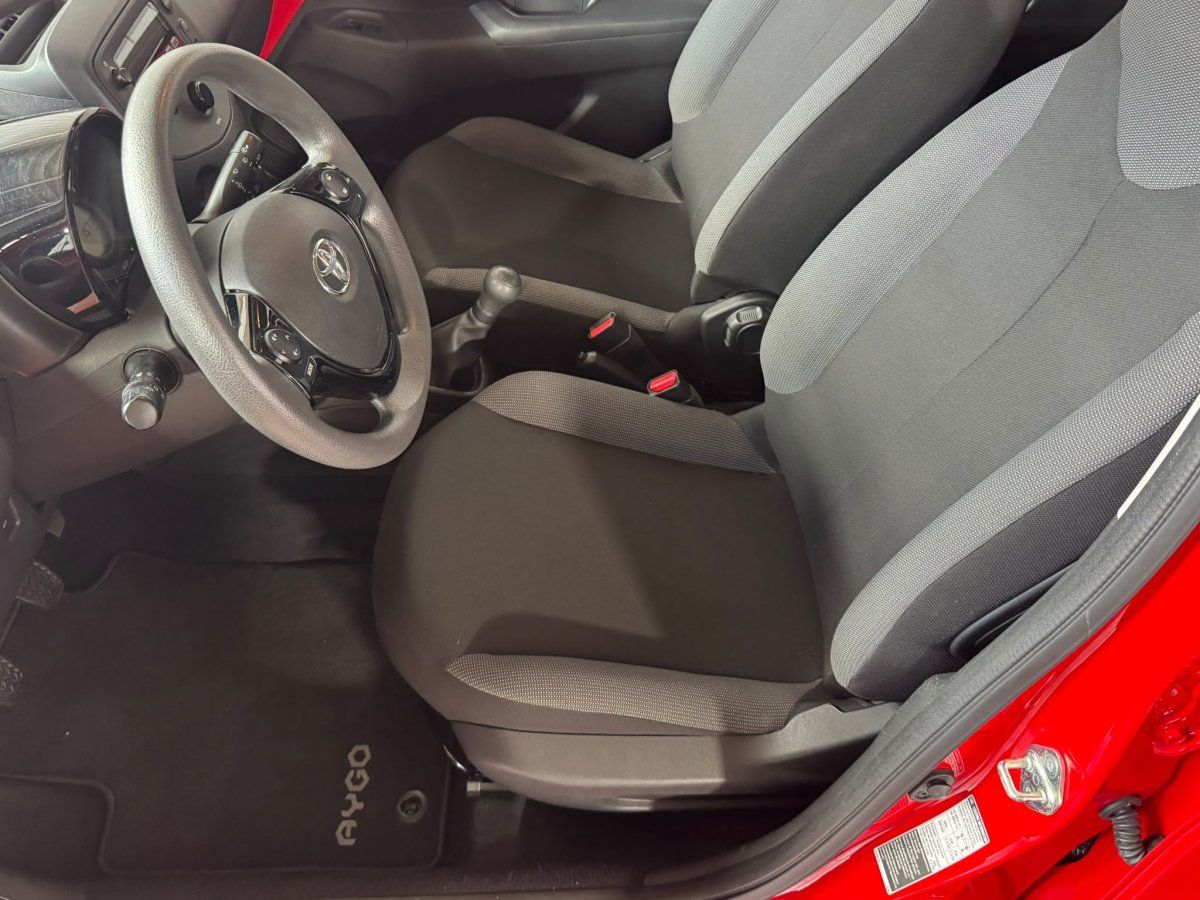 Toyota Aygo Innenraum: Vordersitze und Lenkrad in Rot
