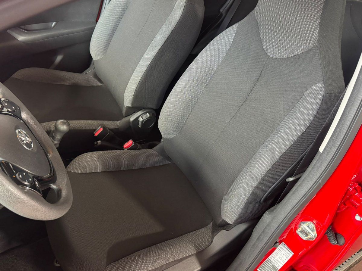 Toyota Aygo Innenraum Vordersitze mit Stoffbezug in Schwarz-Grau