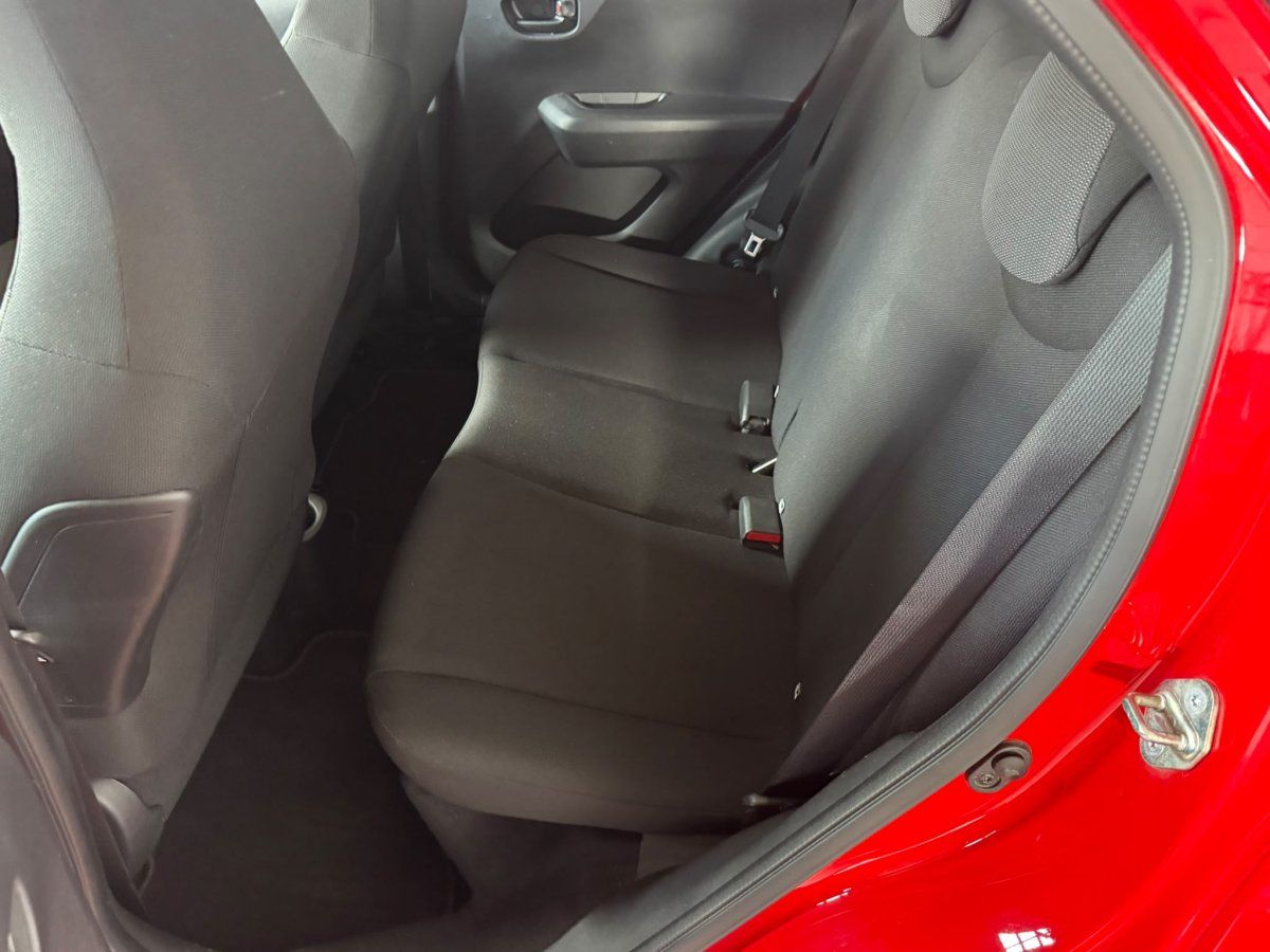 Toyota Aygo Rücksitzbank Innenraum in Schwarz mit Sicherheitsgurt
