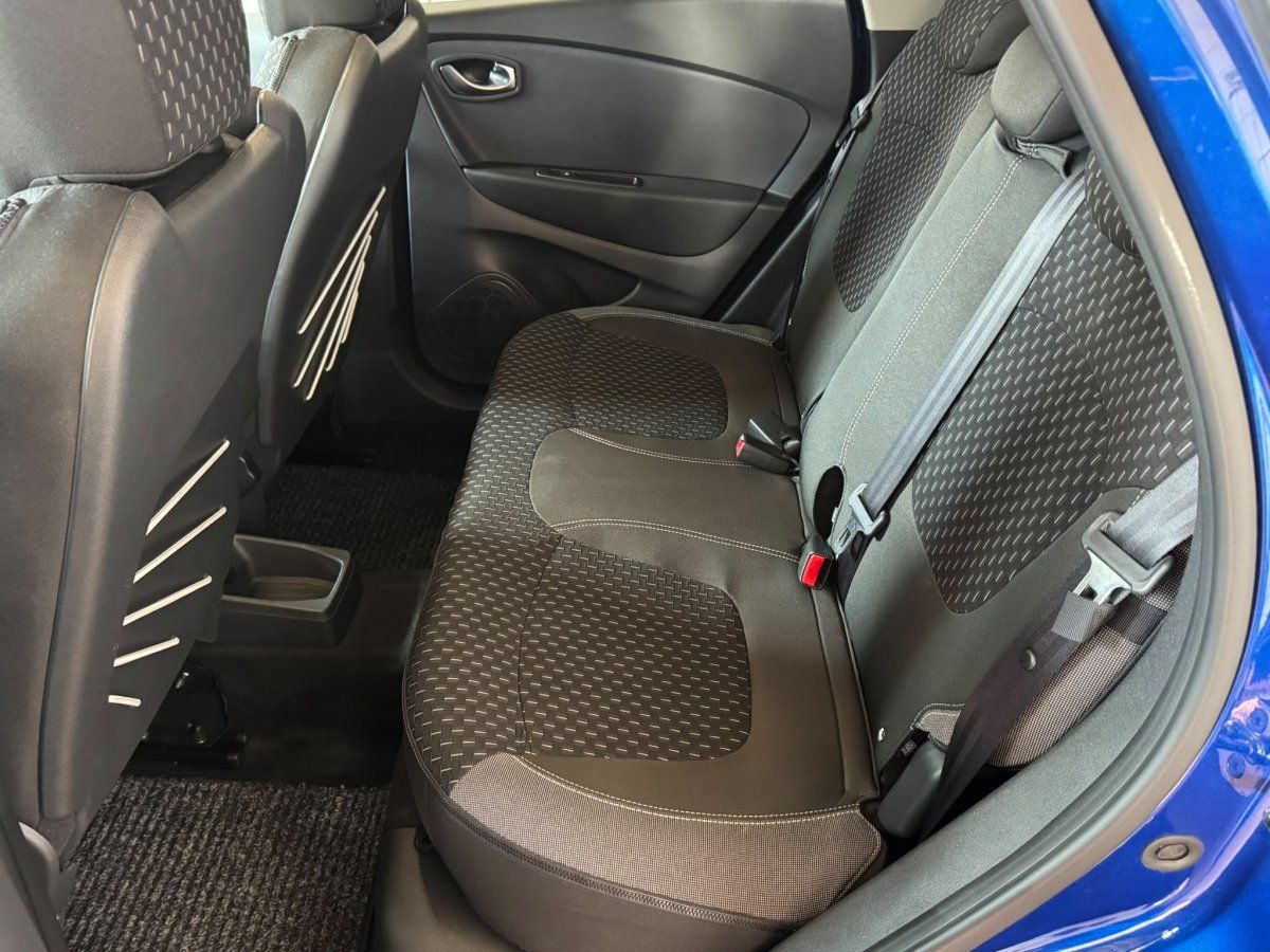 Renault Captur Rücksitze mit schwarzer Stoffpolsterung im Innenraum