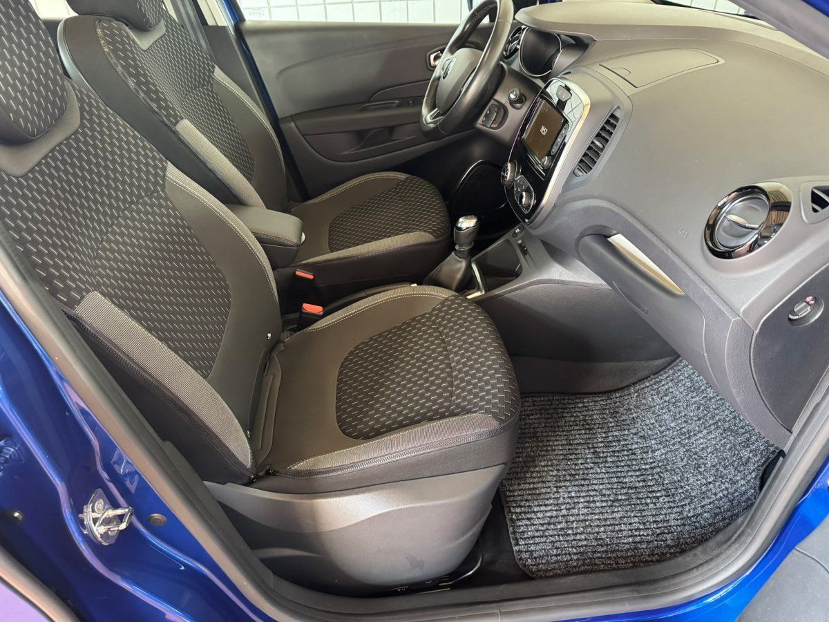 Renault Captur Cockpit mit Sitzen, Lenkrad und Mittelkonsole