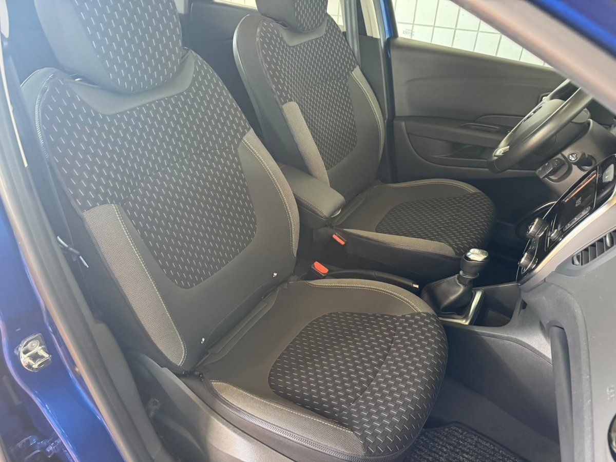 Renault Captur Interieur – Vordersitze mit Stoffbezug und Schaltung